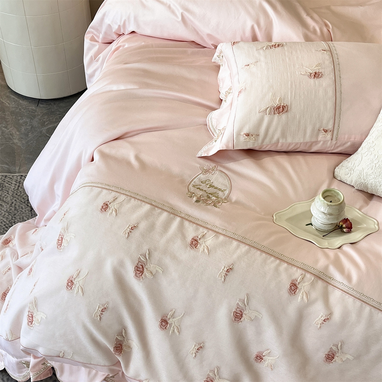 91家纺网 家纺一手货源 找家纺 鼎飞家纺  2025新款拼接绣花莫奈花园系列四件套 莫奈花园-蜜粉