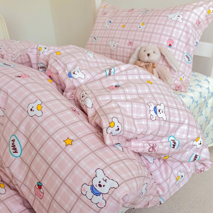 91家纺网 家纺一手货源 找家纺 锦彩家居 2025新款正宗13372全棉学生三件套全棉印花学生宿舍上下铺三件套（量大可定制价格可谈）提供买家秀 粉格小白