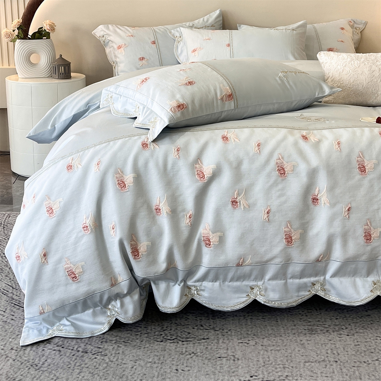 91家纺网 家纺一手货源 找家纺 鼎飞家纺  2025新款拼接绣花莫奈花园系列四件套 莫奈花园-云蓝