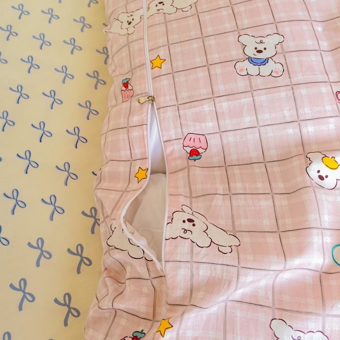 91家纺网 家纺一手货源 找家纺 锦彩家居 2025新款正宗13372全棉学生三件套全棉印花学生宿舍上下铺三件套（量大可定制价格可谈）提供买家秀 粉格小白