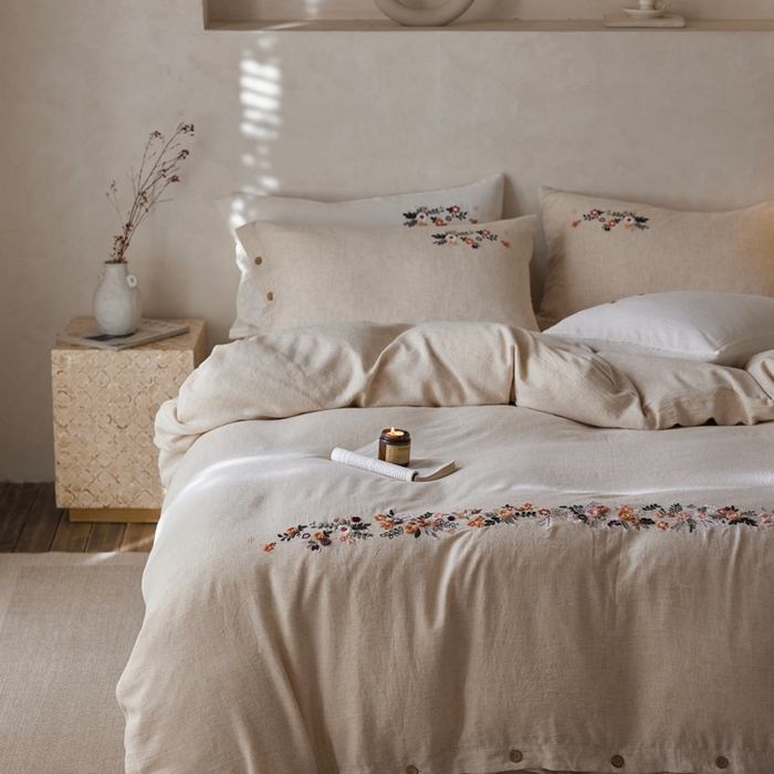 91家纺网 家纺一手货源 找家纺 安莱生活 2025新款手工绣鲁绣天丝麻高端四件套 绣春归-麻本