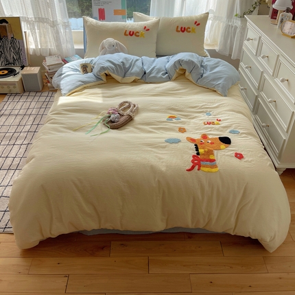 91家纺网 家纺一手货源 找家纺 优兰朵 2025新款爆款宿舍可爱水洗棉毛巾绣四件套 彩虹鹿语