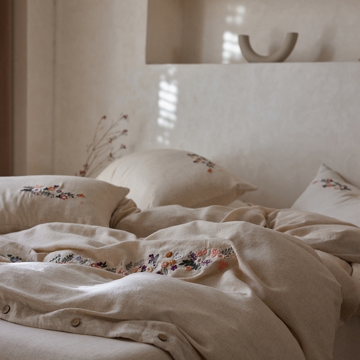 91家纺网 家纺一手货源 找家纺 安莱生活 2025新款手工绣鲁绣天丝麻高端四件套 绣春归-麻本