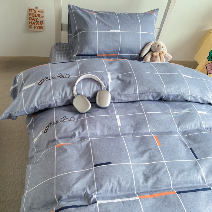 91家纺网 家纺一手货源 找家纺 锦彩家居 2025新款正宗13372全棉学生三件套全棉印花学生宿舍上下铺三件套（量大可定制价格可谈）提供买家秀 简约灰格