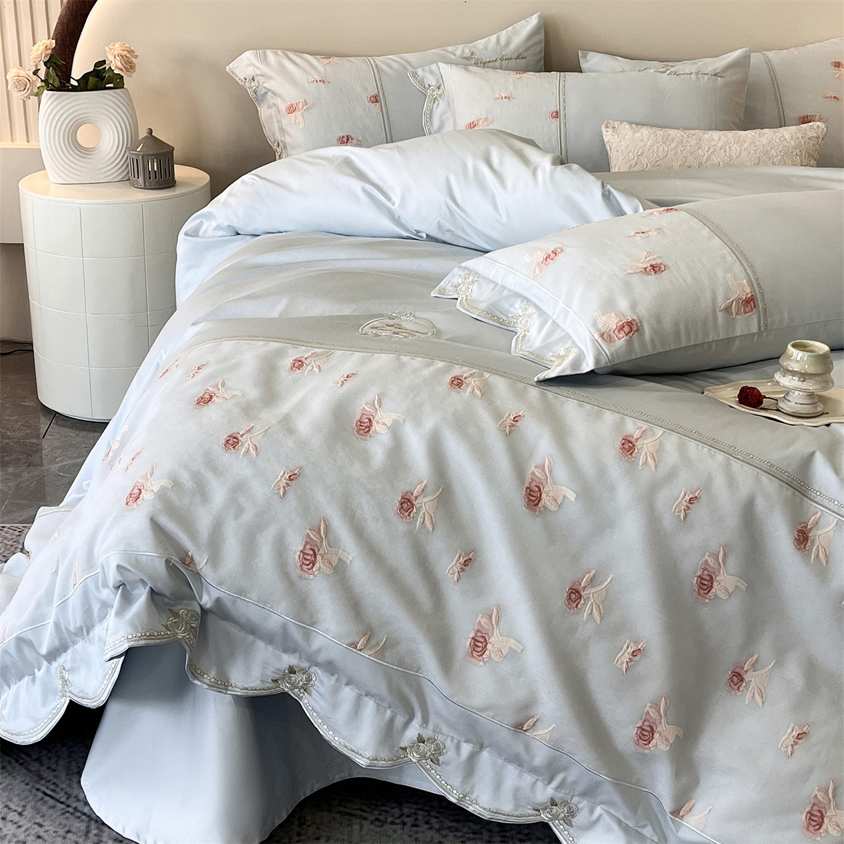 91家纺网 家纺一手货源 找家纺 鼎飞家纺  2025新款拼接绣花莫奈花园系列四件套 莫奈花园-云蓝