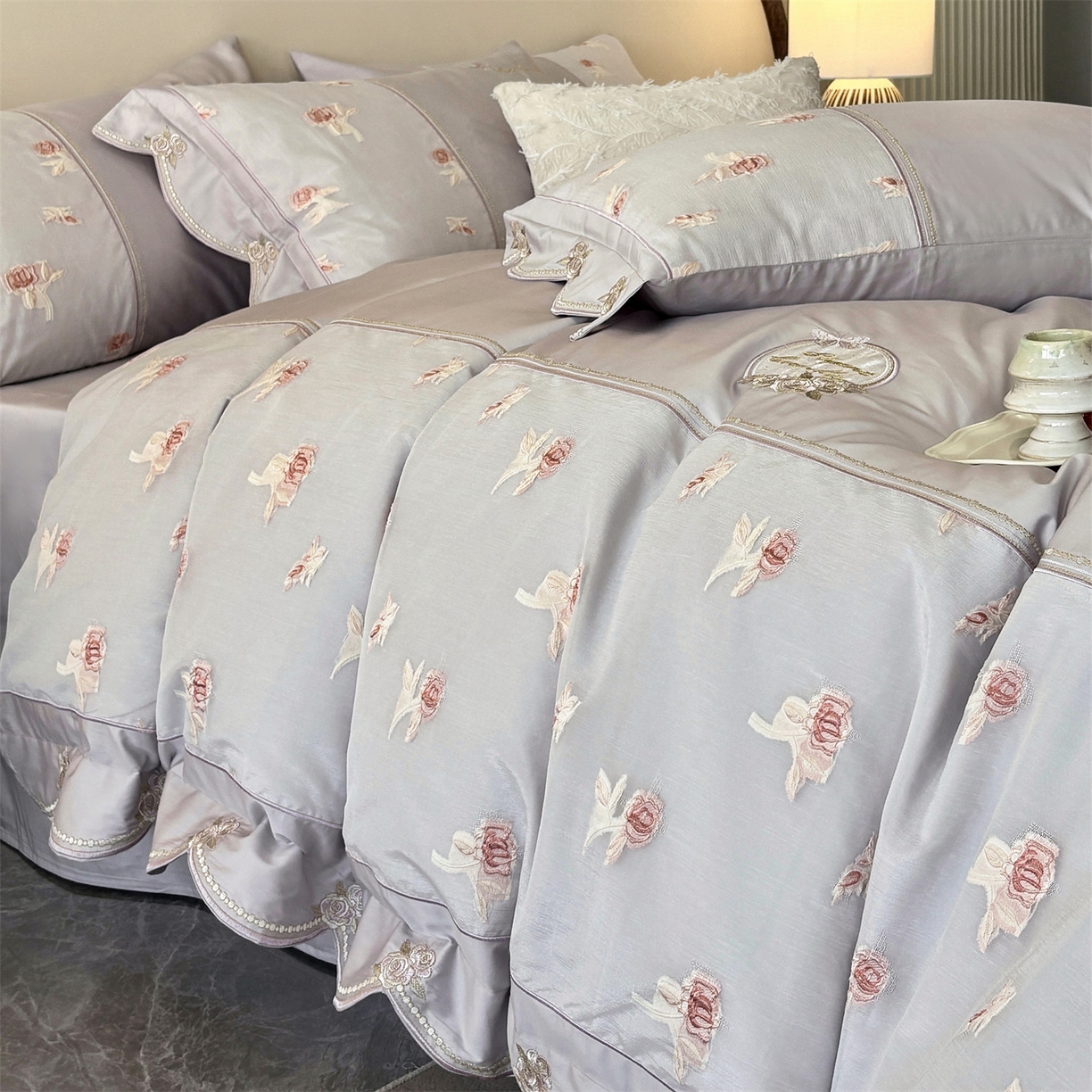 91家纺网 家纺一手货源 找家纺 鼎飞家纺  2025新款拼接绣花莫奈花园系列四件套 莫奈花园-紫灰