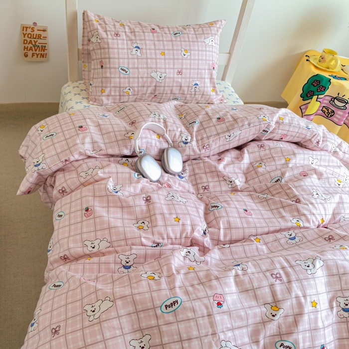 91家纺网 家纺一手货源 找家纺 锦彩家居 2025新款正宗13372全棉学生三件套全棉印花学生宿舍上下铺三件套（量大可定制价格可谈）提供买家秀 粉格小白