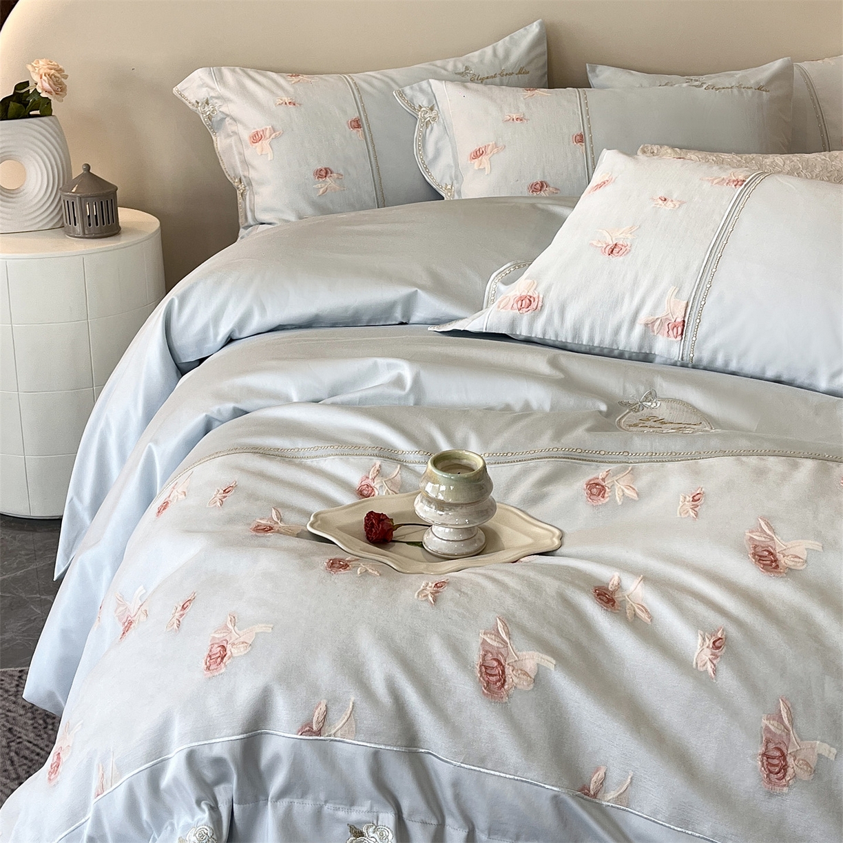 91家纺网 家纺一手货源 找家纺 鼎飞家纺  2025新款拼接绣花莫奈花园系列四件套 莫奈花园-云蓝