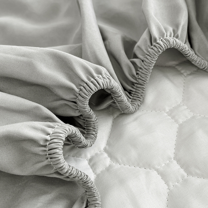 91家纺网 家纺一手货源 找家纺 欧邦 2025新款四季款纯色水洗棉夹棉床笠床垫保护罩 磨毛方格-浅灰