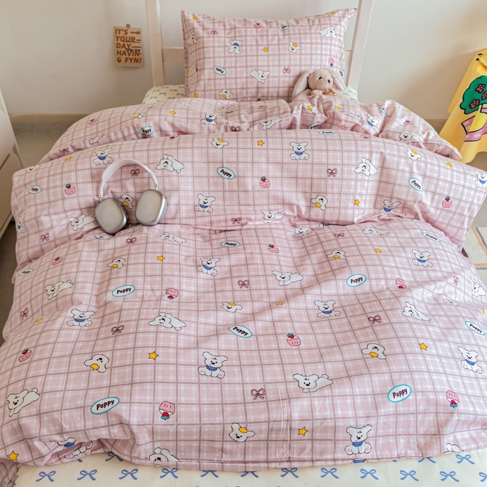 91家纺网 家纺一手货源 找家纺 锦彩家居 2025新款正宗13372全棉学生三件套全棉印花学生宿舍上下铺三件套（量大可定制价格可谈）提供买家秀 粉格小白