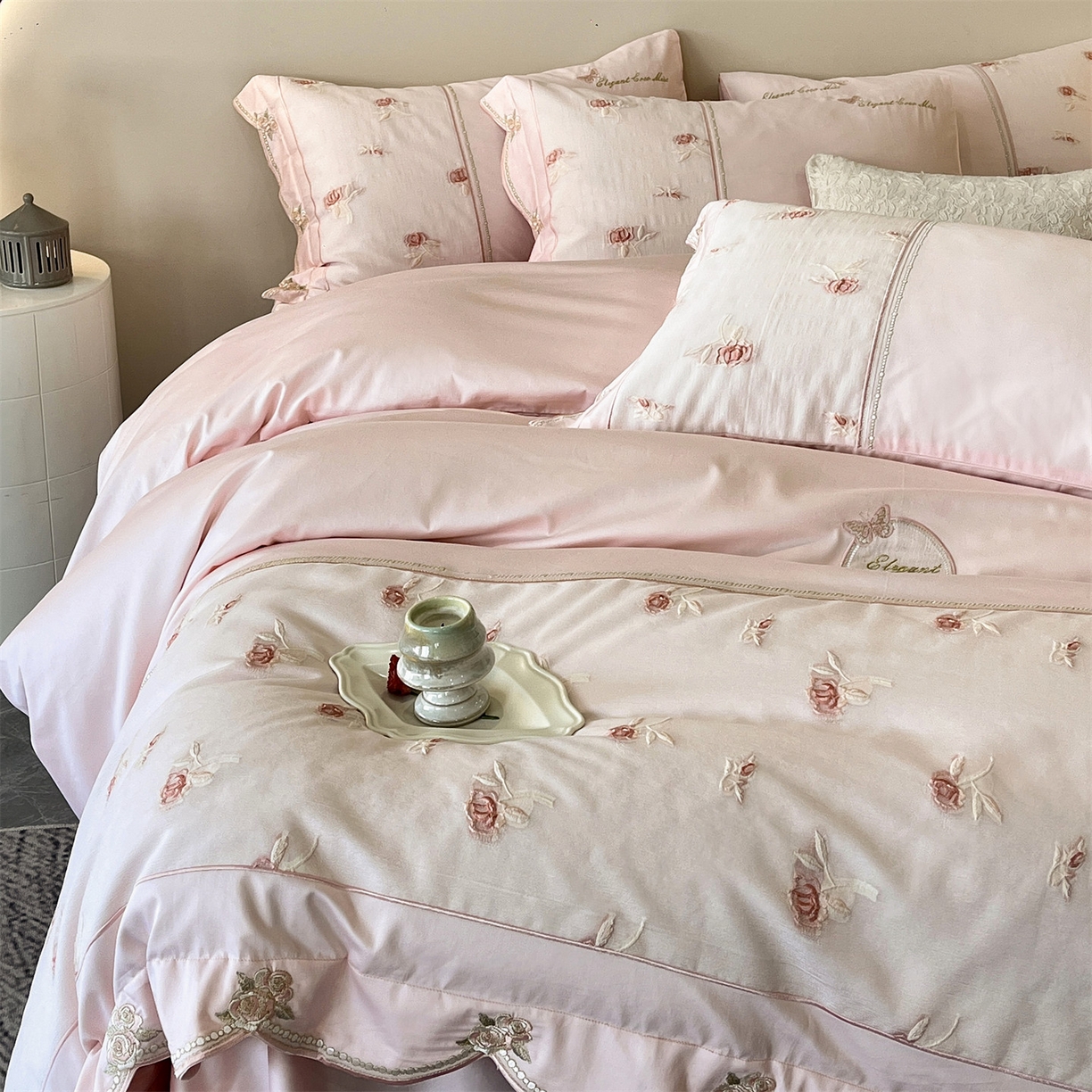 91家纺网 家纺一手货源 找家纺 鼎飞家纺  2025新款拼接绣花莫奈花园系列四件套 莫奈花园-蜜粉