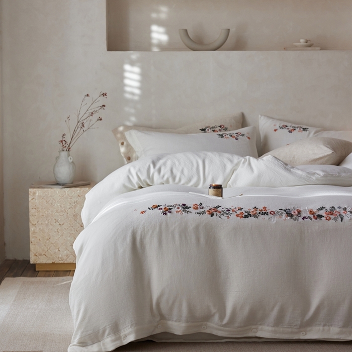 91家纺网 家纺一手货源 找家纺 安莱生活 2025新款手工绣鲁绣天丝麻高端四件套 绣春归-本白