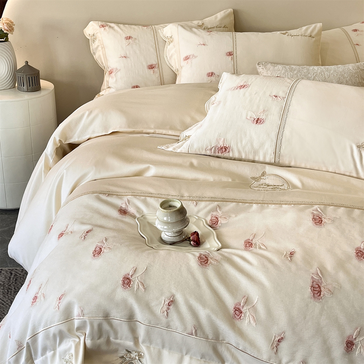 91家纺网 家纺一手货源 找家纺 鼎飞家纺  2025新款拼接绣花莫奈花园系列四件套 莫奈花园-奶油