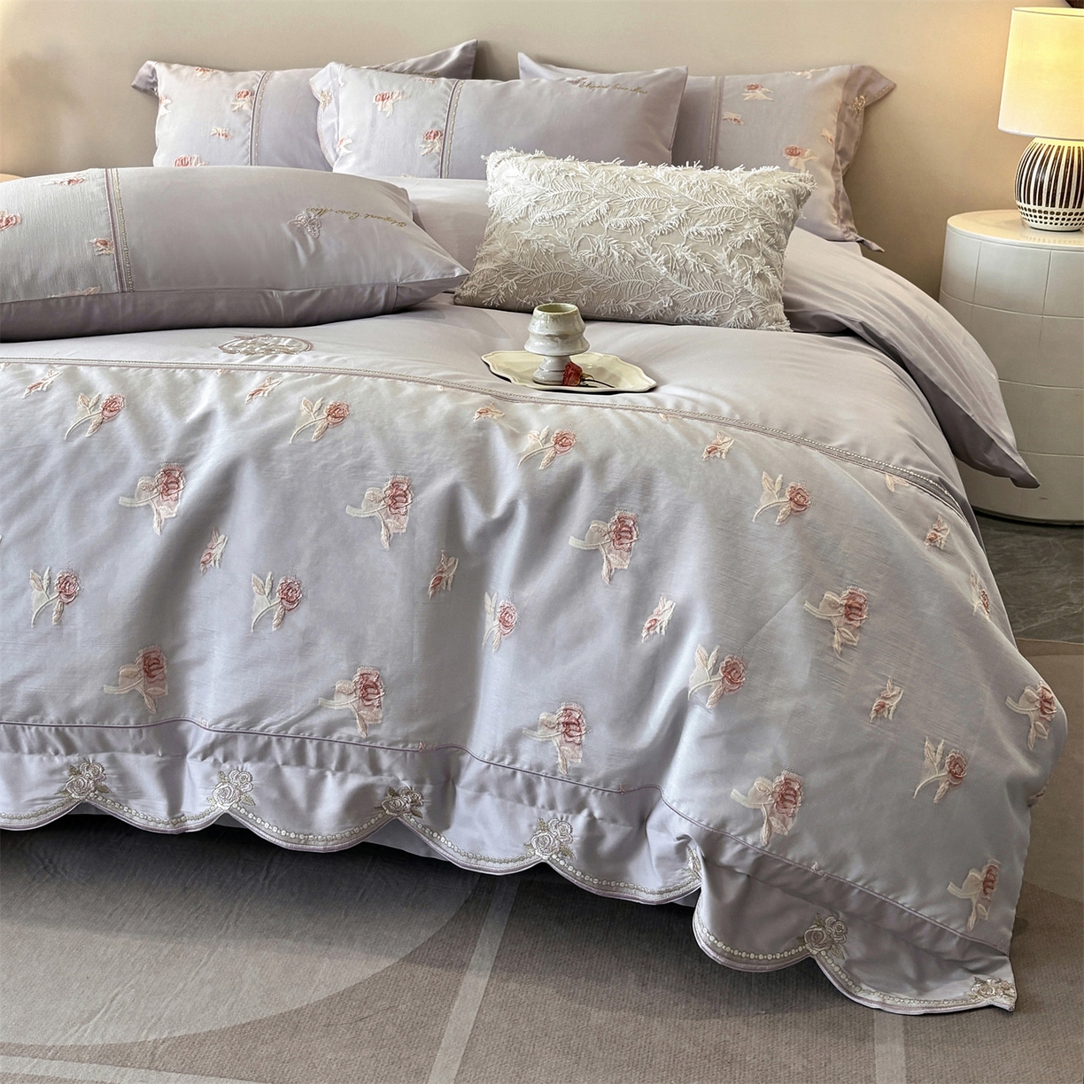 91家纺网 家纺一手货源 找家纺 鼎飞家纺  2025新款拼接绣花莫奈花园系列四件套 莫奈花园-紫灰