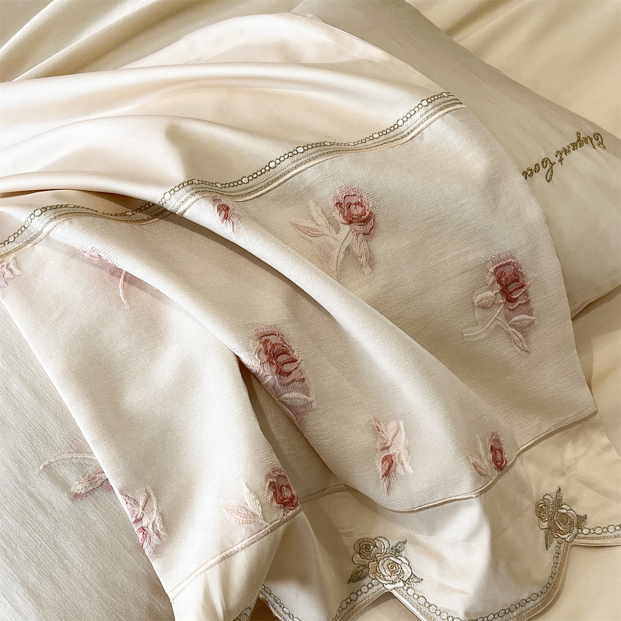 91家纺网 家纺一手货源 找家纺 鼎飞家纺  2025新款拼接绣花莫奈花园系列四件套 莫奈花园-奶油