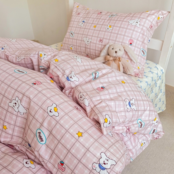 91家纺网 家纺一手货源 找家纺 锦彩家居 2025新款正宗13372全棉学生三件套全棉印花学生宿舍上下铺三件套（量大可定制价格可谈）提供买家秀 粉格小白