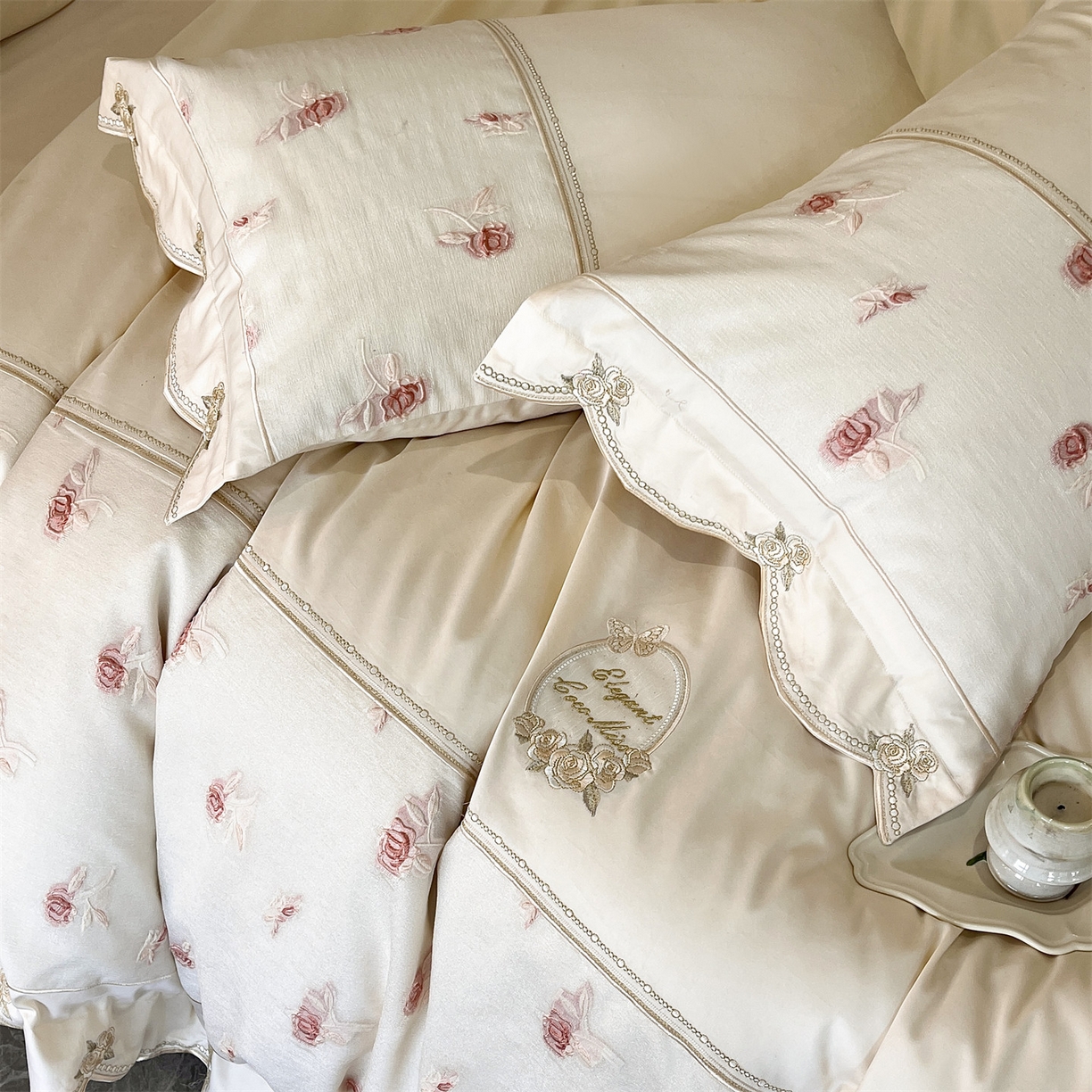 91家纺网 家纺一手货源 找家纺 鼎飞家纺  2025新款拼接绣花莫奈花园系列四件套 莫奈花园-奶油