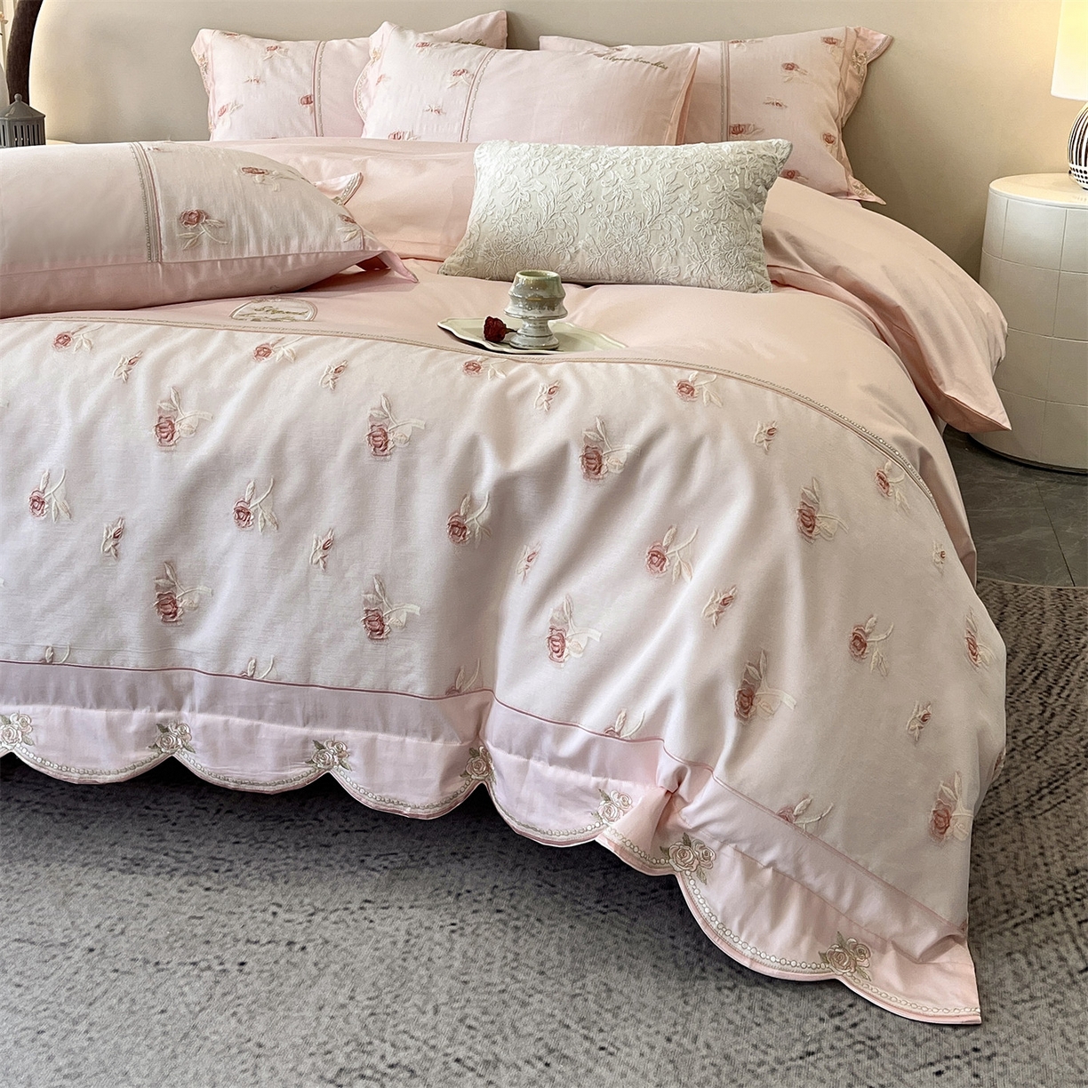 91家纺网 家纺一手货源 找家纺 鼎飞家纺  2025新款拼接绣花莫奈花园系列四件套 莫奈花园-蜜粉