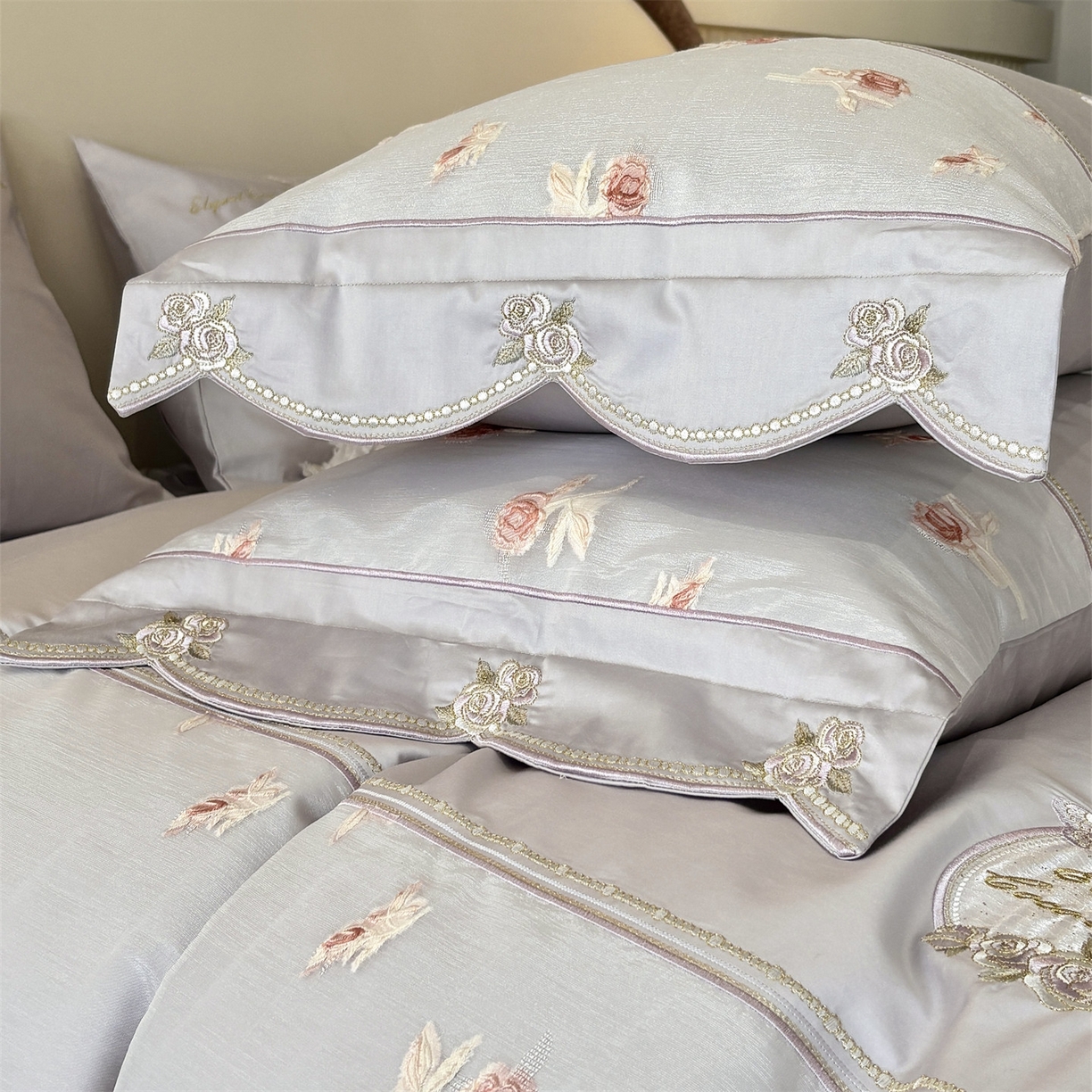 91家纺网 家纺一手货源 找家纺 鼎飞家纺  2025新款拼接绣花莫奈花园系列四件套 莫奈花园-紫灰