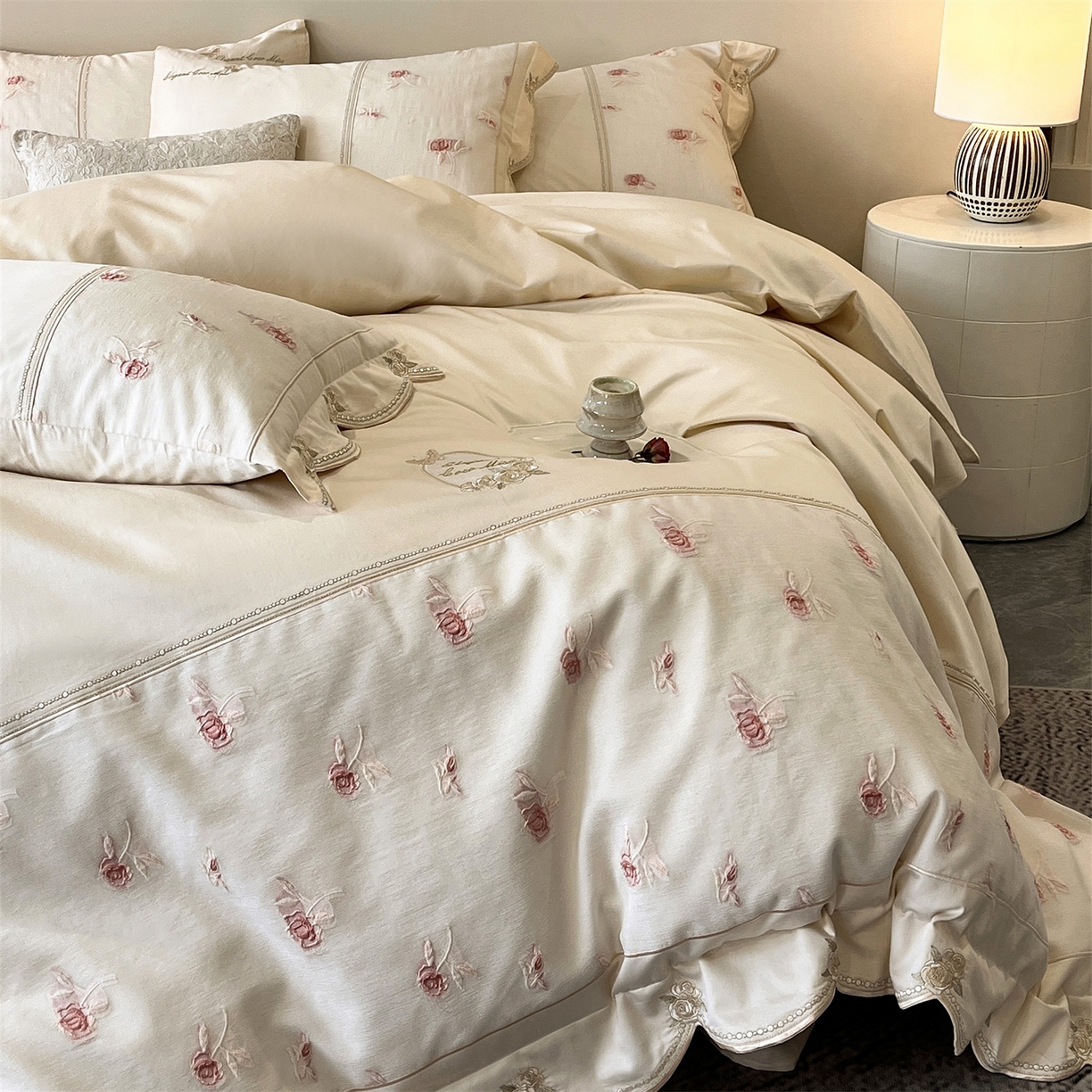 91家纺网 家纺一手货源 找家纺 鼎飞家纺  2025新款拼接绣花莫奈花园系列四件套 莫奈花园-奶油