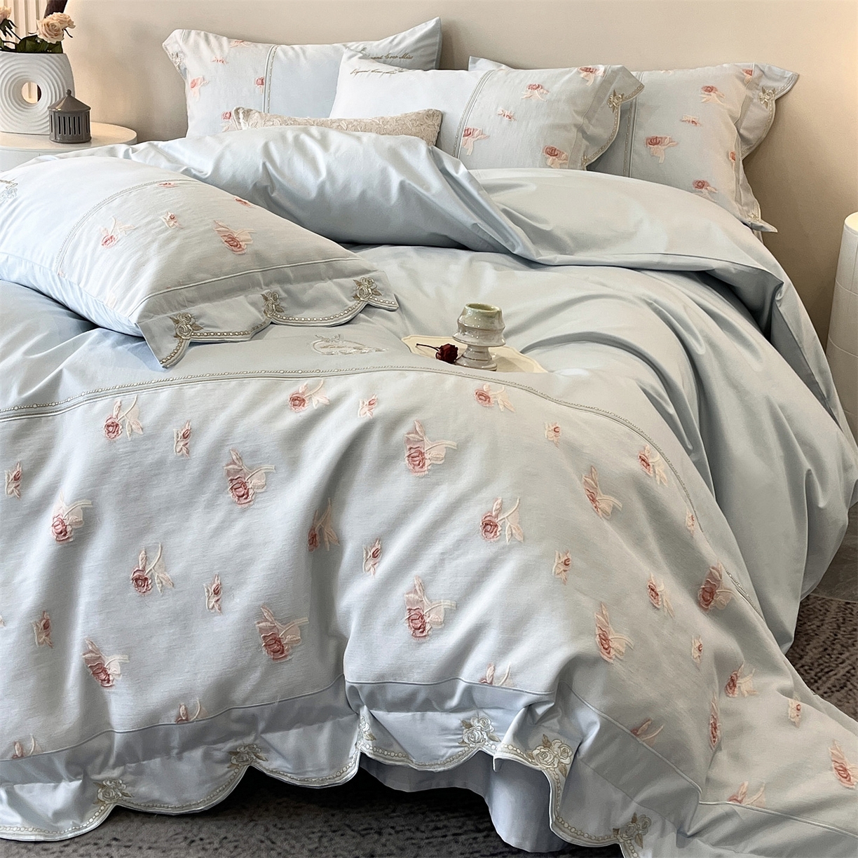 91家纺网 家纺一手货源 找家纺 鼎飞家纺  2025新款拼接绣花莫奈花园系列四件套 莫奈花园-云蓝