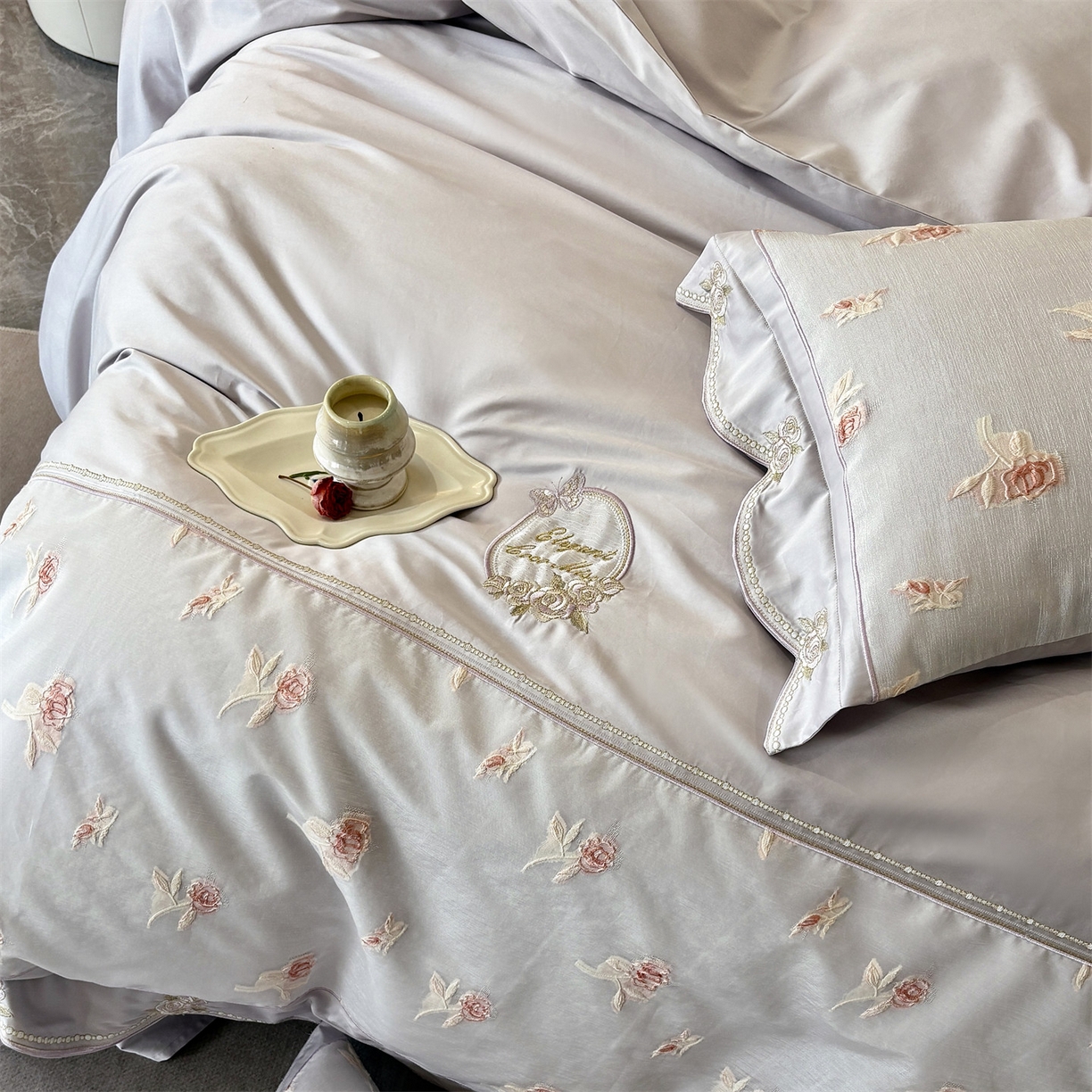 91家纺网 家纺一手货源 找家纺 鼎飞家纺  2025新款拼接绣花莫奈花园系列四件套 莫奈花园-紫灰