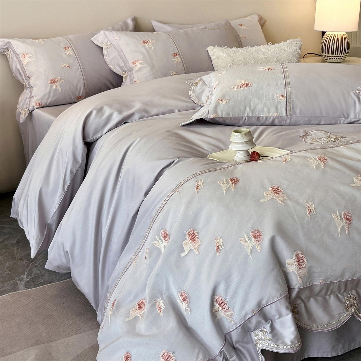 91家纺网 家纺一手货源 找家纺 鼎飞家纺  2025新款拼接绣花莫奈花园系列四件套 莫奈花园-紫灰