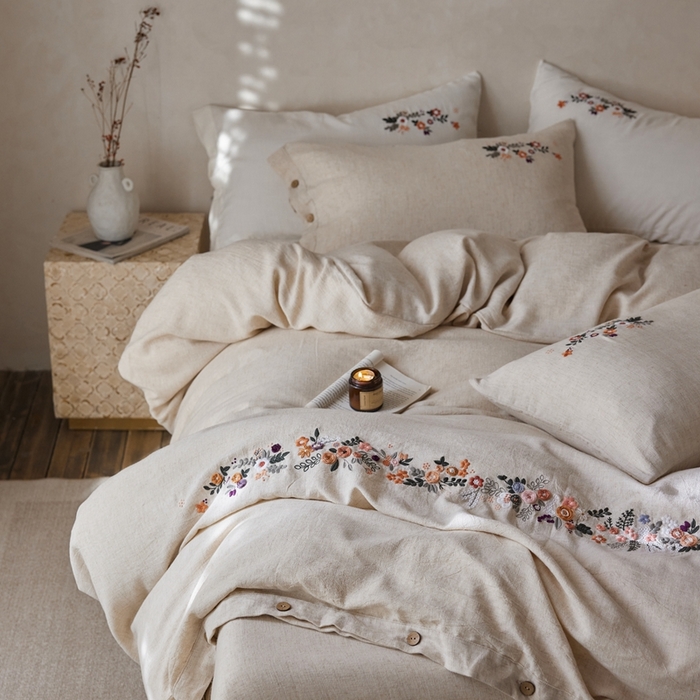 91家纺网 家纺一手货源 找家纺 安莱生活 2025新款手工绣鲁绣天丝麻高端四件套 绣春归-麻本