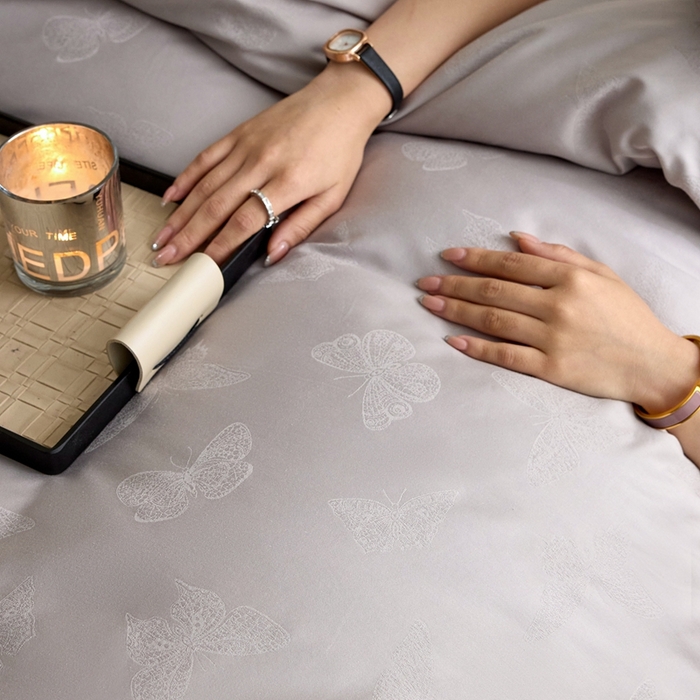 91家纺网 家纺一手货源 找家纺 亿梵家居 2025新款高端A类长绒棉四件套全棉提花轻奢全棉四件套 梦蝶-轻奢灰