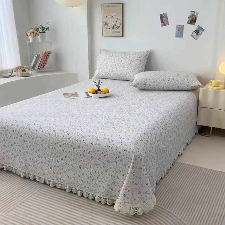 91家纺网 家纺一手货源 找家纺 义博家纺 2025新款纯棉老粗布花边款单床单 锦绣团簇