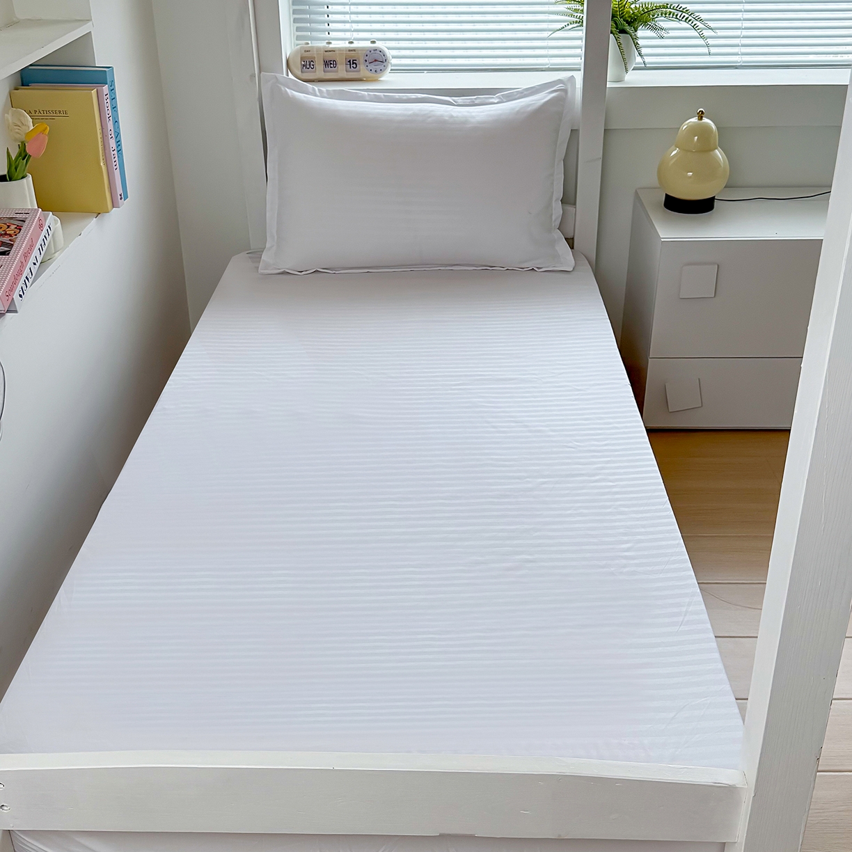 91家纺网 家纺一手货源 找家纺 茗婷家纺 2025供外贸跨境纯色床单笠学生三件套上下铺三件套军训宿舍医院养老院 白色缎条