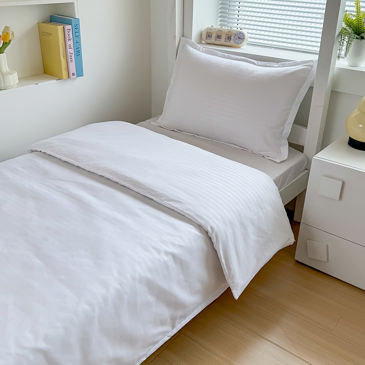 91家纺网 家纺一手货源 找家纺 茗婷家纺 2025供外贸跨境纯色床单笠学生三件套上下铺三件套军训宿舍医院养老院 白色缎条