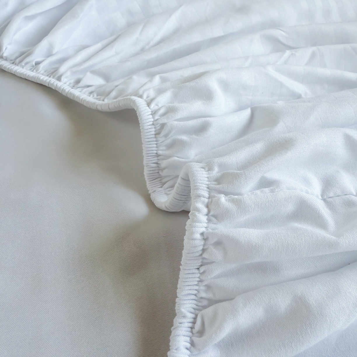 91家纺网 家纺一手货源 找家纺 茗婷家纺 2025供外贸跨境纯色床单笠学生三件套上下铺三件套军训宿舍医院养老院 白色缎条