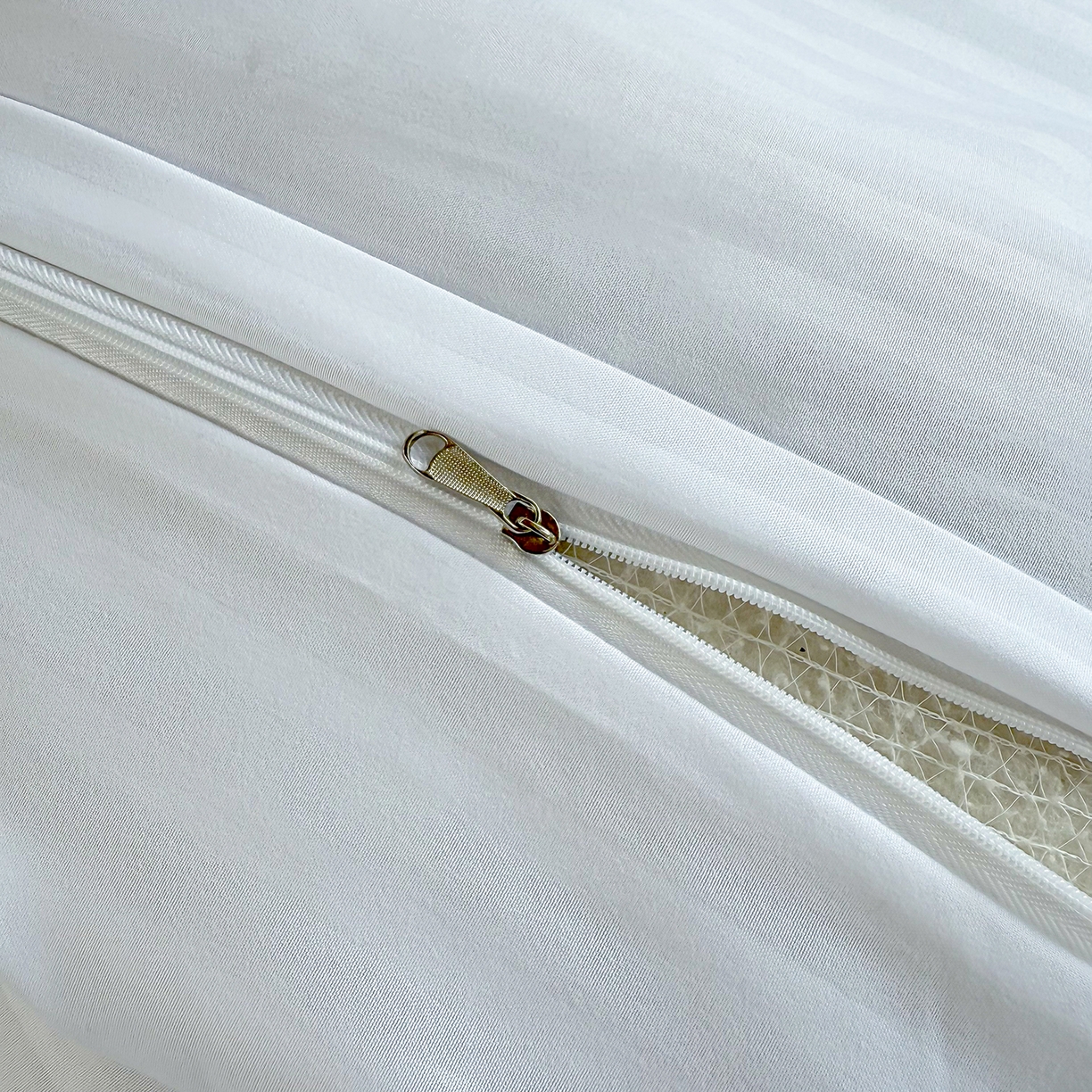 91家纺网 家纺一手货源 找家纺 茗婷家纺 2025供外贸跨境纯色床单笠学生三件套上下铺三件套军训宿舍医院养老院 白色缎条