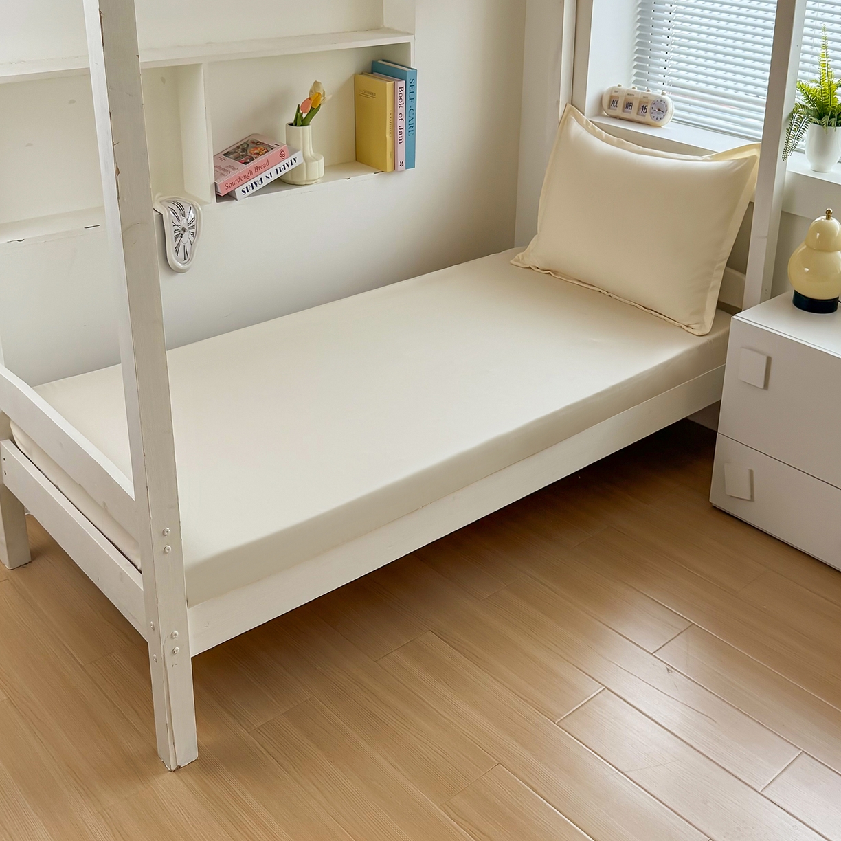 91家纺网 家纺一手货源 找家纺 茗婷家纺 2025供外贸跨境纯色床单笠学生三件套上下铺三件套军训宿舍医院养老院 米白