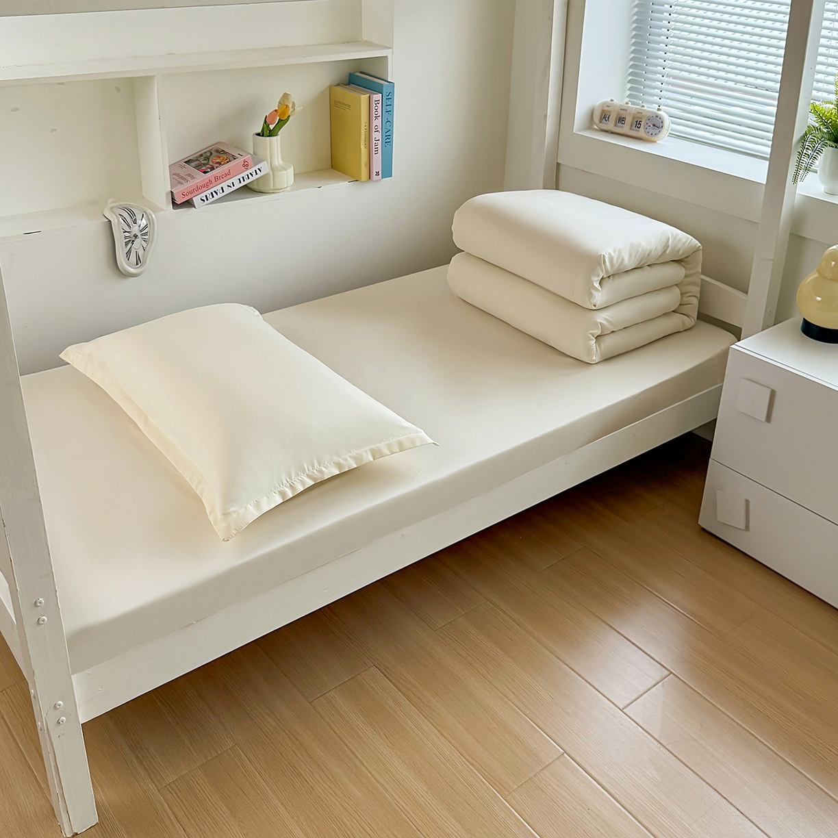 91家纺网 家纺一手货源 找家纺 茗婷家纺 2025供外贸跨境纯色床单笠学生三件套上下铺三件套军训宿舍医院养老院 米白