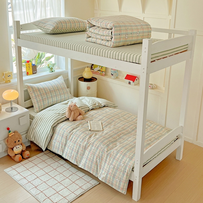 91家纺网 家纺一手货源 找家纺 三兄弟 2025新款全棉印花学生三件套床单床笠四件套被套 彩虹格小狗