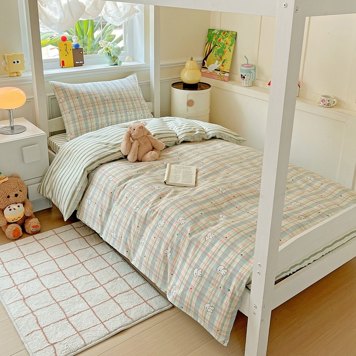 91家纺网 家纺一手货源 找家纺 三兄弟 2025新款全棉印花学生三件套床单床笠四件套被套 彩虹格小狗