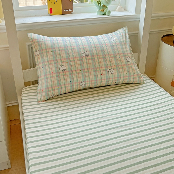 91家纺网 家纺一手货源 找家纺 三兄弟 2025新款全棉印花学生三件套床单床笠四件套被套 彩虹格小狗