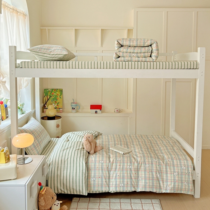 91家纺网 家纺一手货源 找家纺 三兄弟 2025新款全棉印花学生三件套床单床笠四件套被套 彩虹格小狗