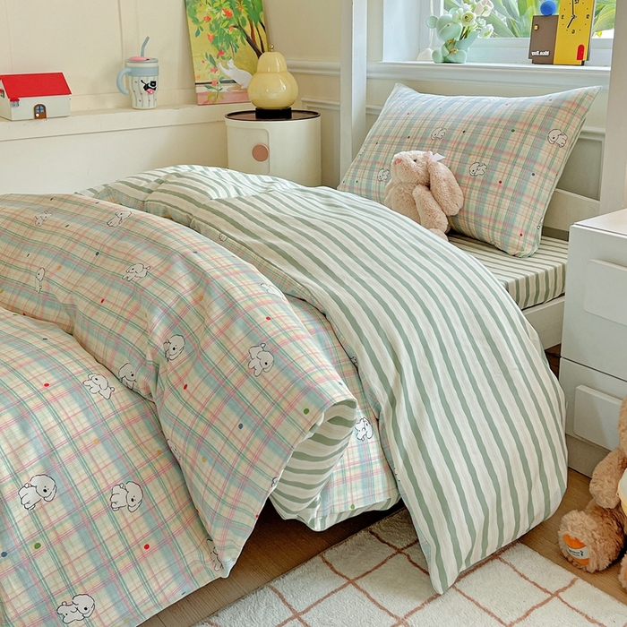 91家纺网 家纺一手货源 找家纺 三兄弟 2025新款全棉印花学生三件套床单床笠四件套被套 彩虹格小狗