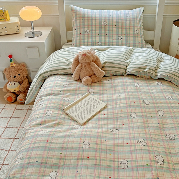 91家纺网 家纺一手货源 找家纺 三兄弟 2025新款全棉印花学生三件套床单床笠四件套被套 彩虹格小狗