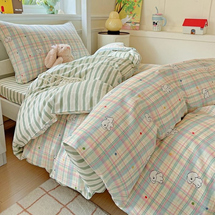 91家纺网 家纺一手货源 找家纺 三兄弟 2025新款全棉印花学生三件套床单床笠四件套被套 彩虹格小狗