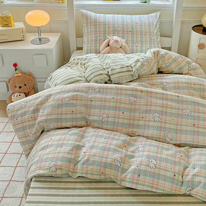 91家纺网 家纺一手货源 找家纺 三兄弟 2025新款全棉印花学生三件套床单床笠四件套被套 彩虹格小狗