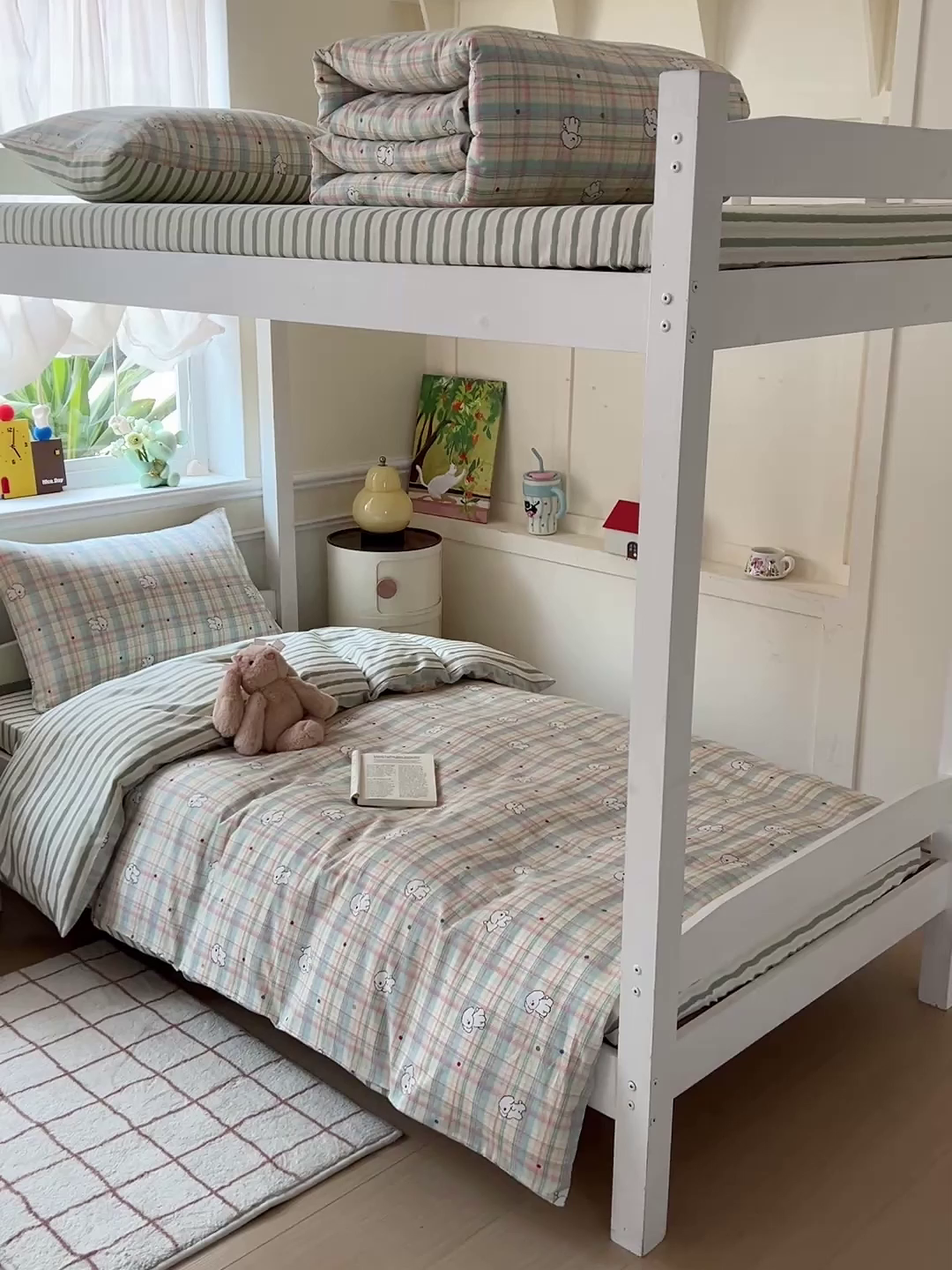 91家纺网 家纺一手货源 找家纺 三兄弟 2025新款全棉印花学生三件套床单床笠四件套被套 彩虹格小狗