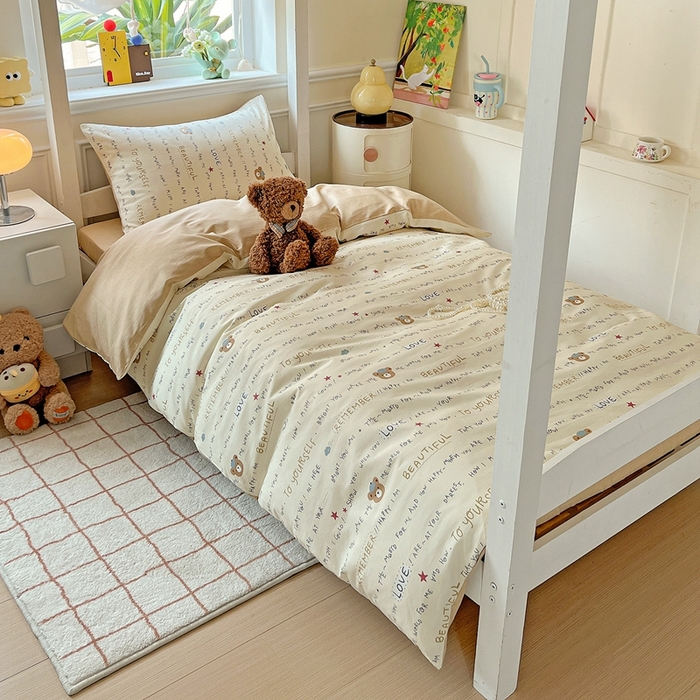 91家纺网 家纺一手货源 找家纺 三兄弟 2025新款全棉印花学生三件套床单床笠四件套被套 红星小熊