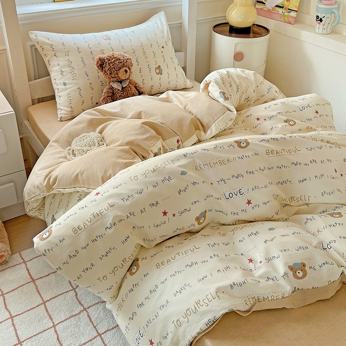 91家纺网 家纺一手货源 找家纺 三兄弟 2025新款全棉印花学生三件套床单床笠四件套被套 红星小熊