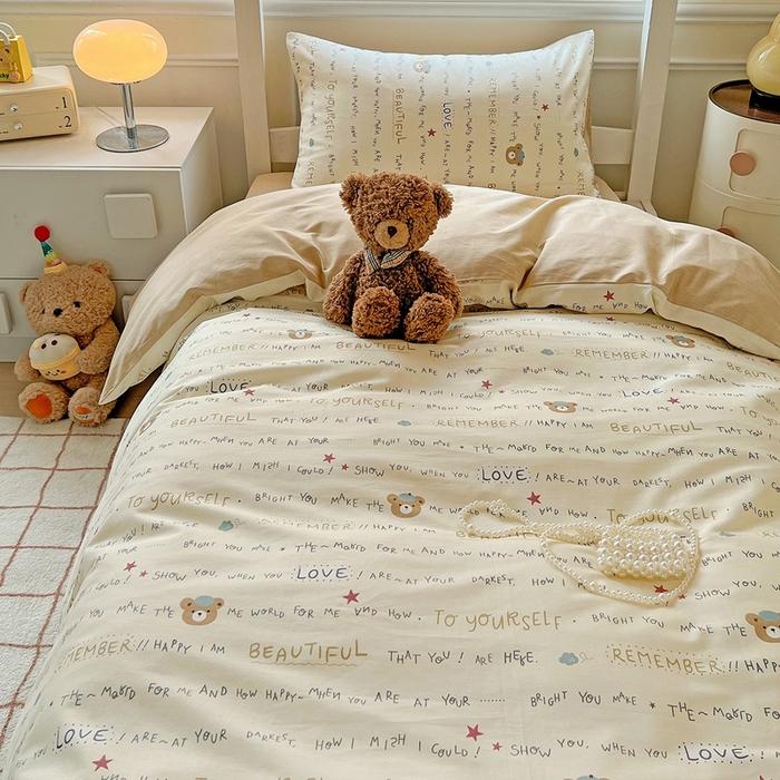 91家纺网 家纺一手货源 找家纺 三兄弟 2025新款全棉印花学生三件套床单床笠四件套被套 红星小熊