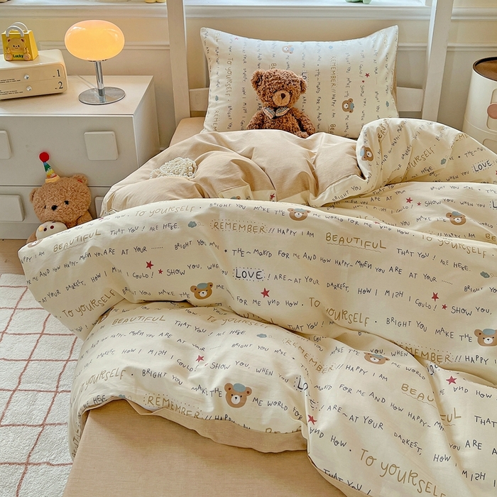 91家纺网 家纺一手货源 找家纺 三兄弟 2025新款全棉印花学生三件套床单床笠四件套被套 红星小熊