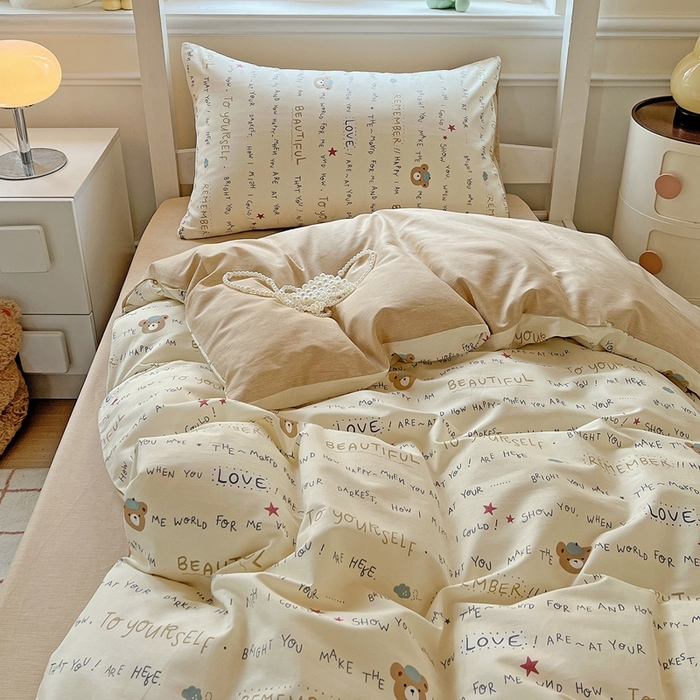 91家纺网 家纺一手货源 找家纺 三兄弟 2025新款全棉印花学生三件套床单床笠四件套被套 红星小熊